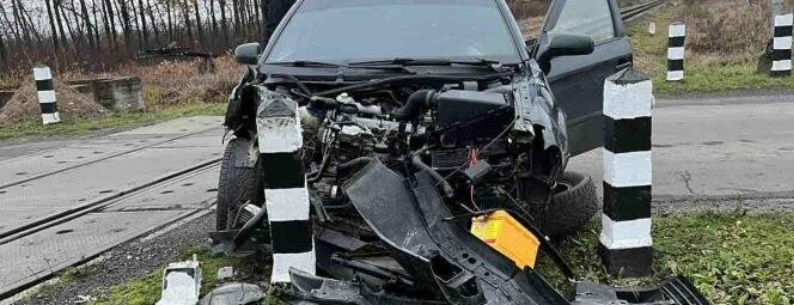 Водій автівки врізався у поїзд “Чернівці – Львів” - подробиці