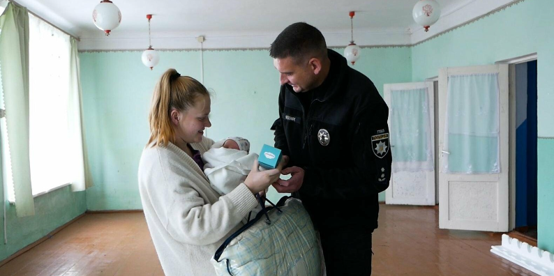Поліцейські Буковини взяли під опіку породіллю з Луганщини