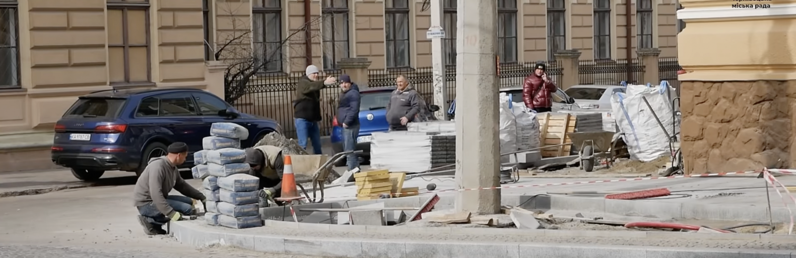 У Чернівцях на вулиці Університетській ремонтують тротуар