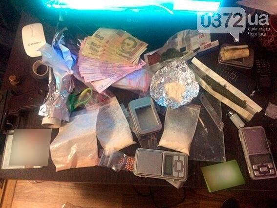 Двоє чернівчан зберігали та розповсюджували наркотики (фото), фото-2 Двоє чернівчан зберігали та розповсюджували наркотики (фото), фото-2