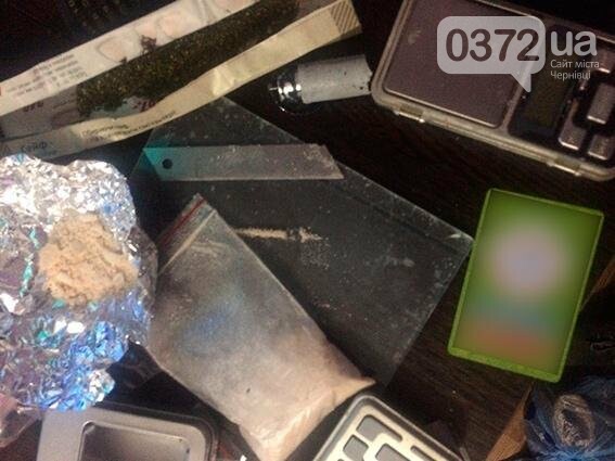 Двоє чернівчан зберігали та розповсюджували наркотики (фото), фото-1 Двоє чернівчан зберігали та розповсюджували наркотики (фото), фото-1