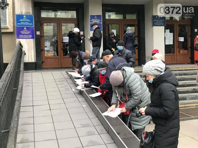 Люди підписують заяви на вулиці