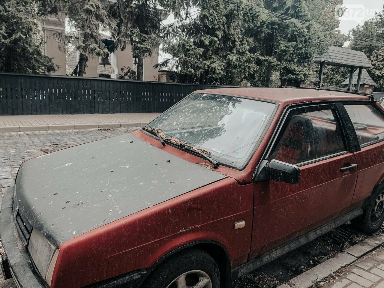 Покинуте авто на вулиці Сагайдачного