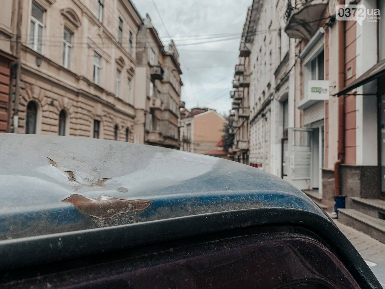 Покинута автівка на вулиці Кохановського
