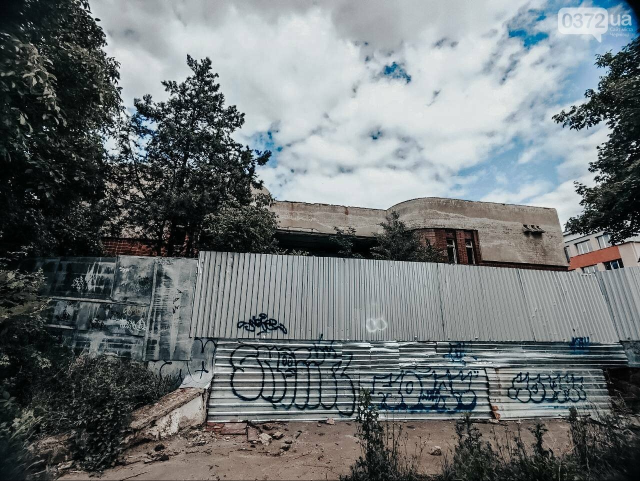 Закинутий басейн по вулиці Воробкевича, 19