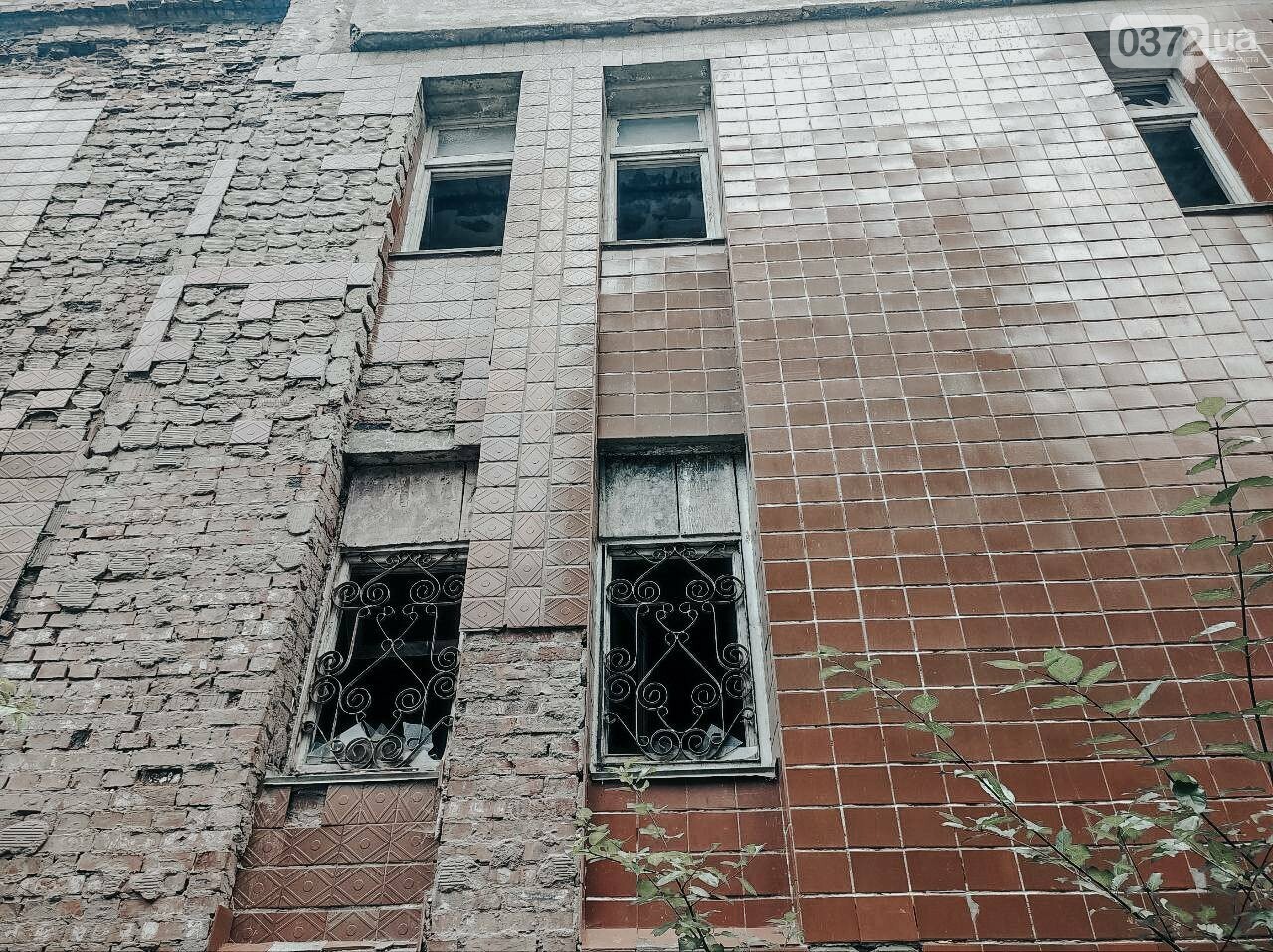 Закинутий басейн по вулиці Воробкевича, 19
