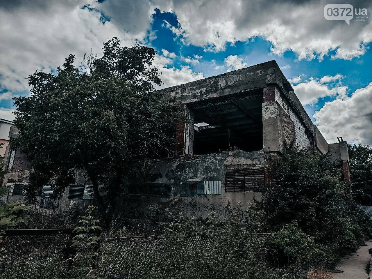 Закинутий басейн по вулиці Воробкевича, 19