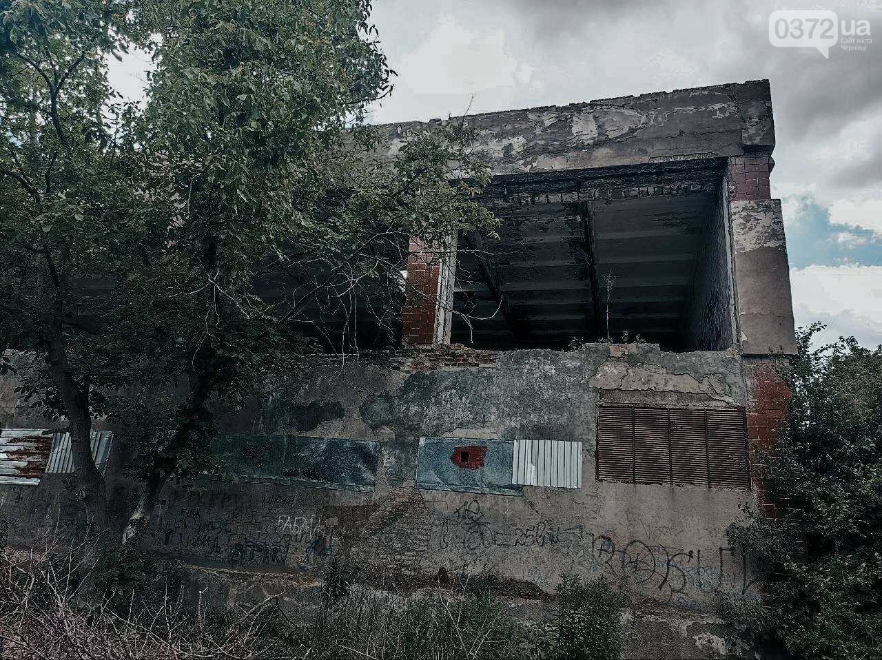 Закинутий басейн по вулиці Воробкевича, 19
