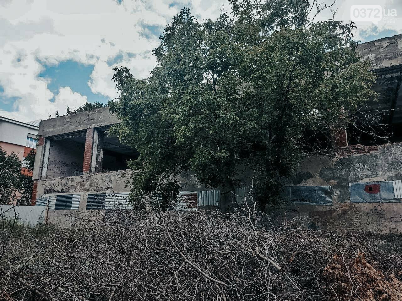 Закинутий басейн по вулиці Воробкевича, 19