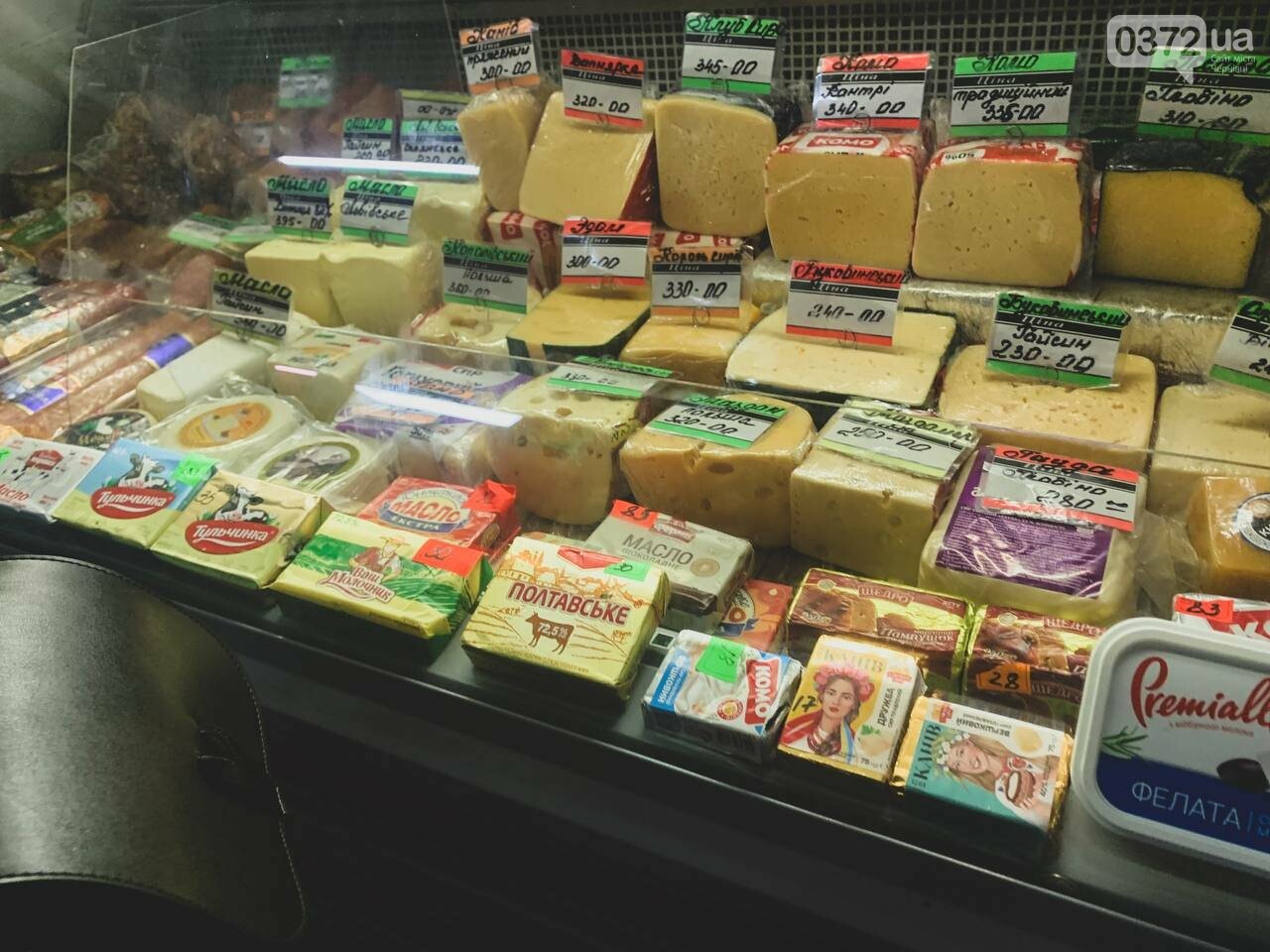 Прилавки з м'ясними продуктами на ринку в Чернівцях