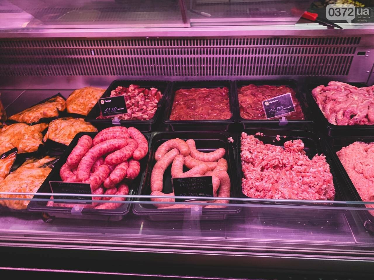 Прилавки з м'ясними продуктами на ринку в Чернівцях