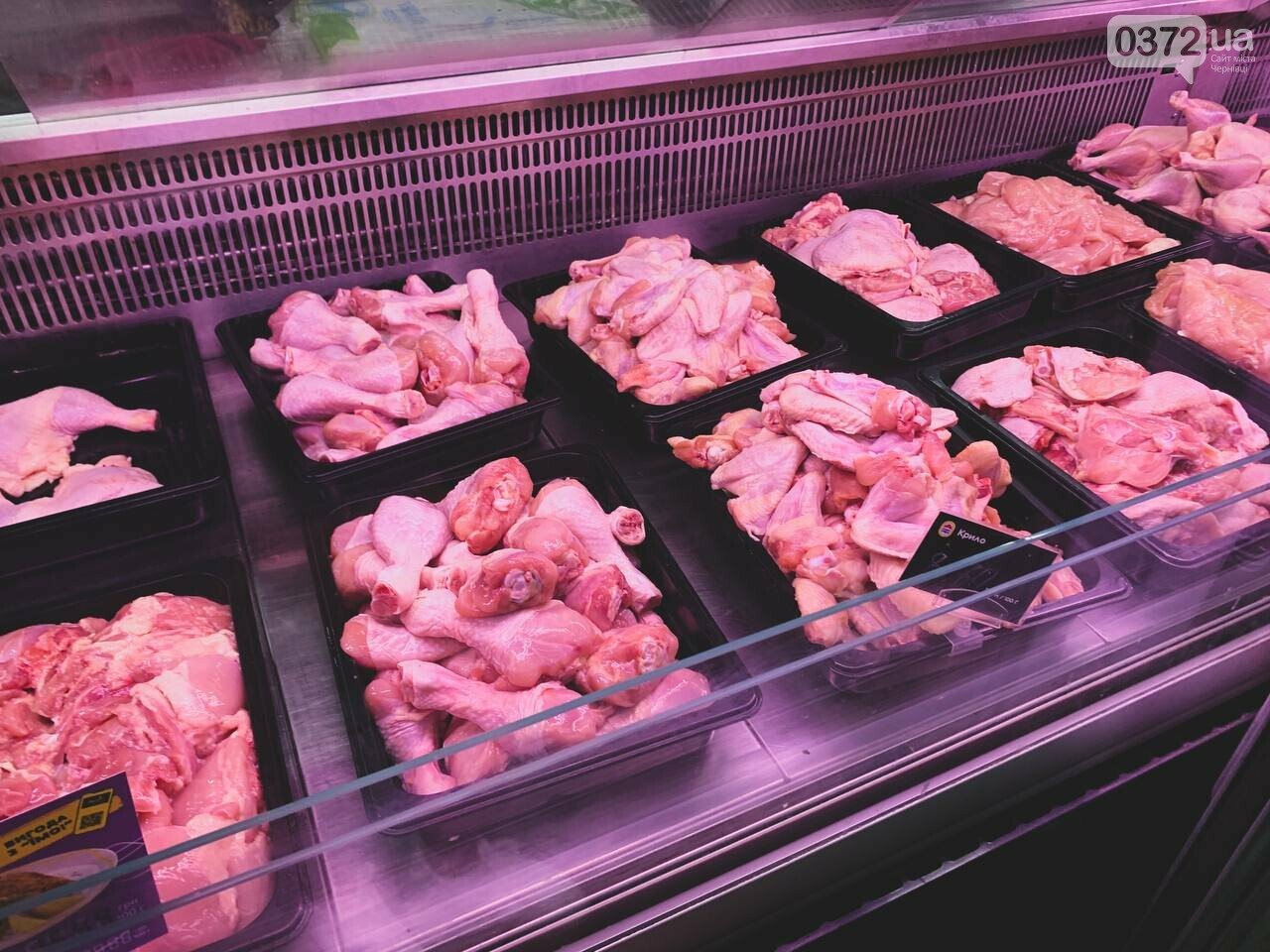 Прилавки з м'ясними продуктами на ринку в Чернівцях