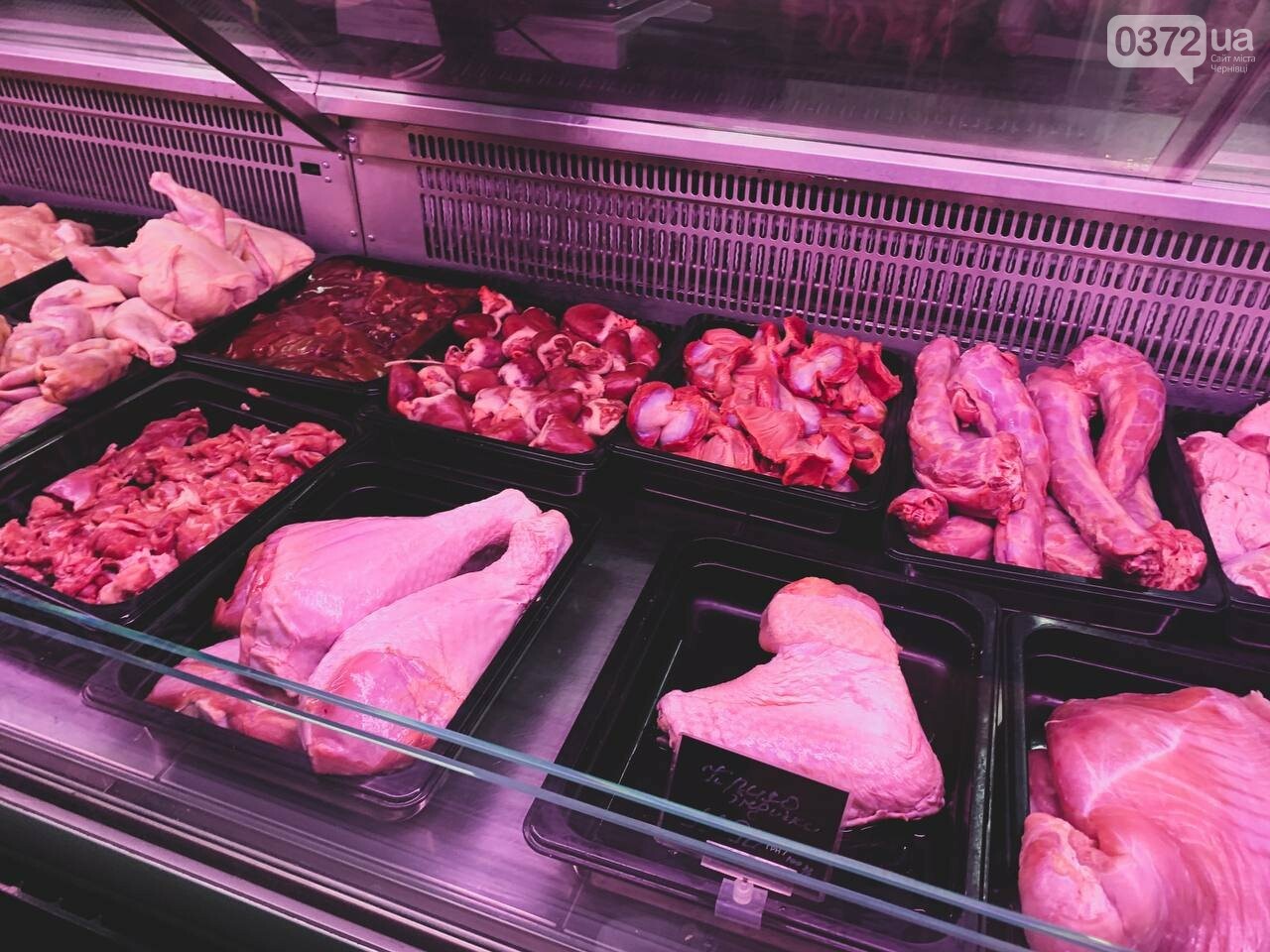 Прилавки з м'ясними продуктами на ринку в Чернівцях