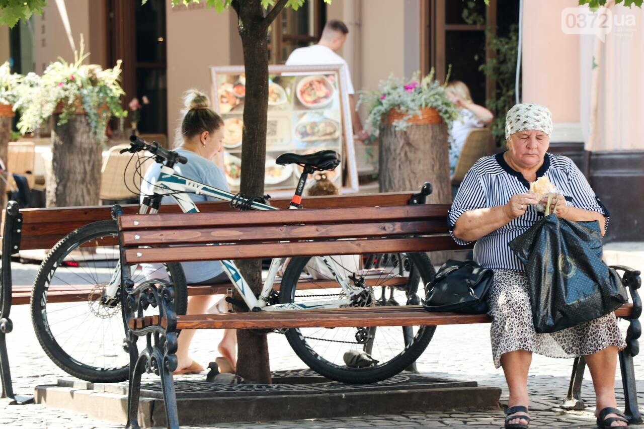 Чернівчани на вулиці Ольги Кобилянської