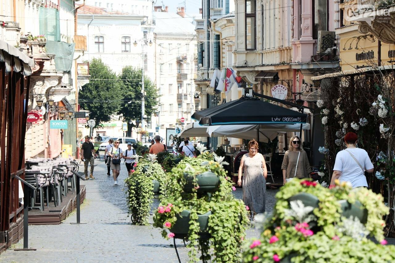 Чернівчани на вулиці Ольги Кобилянської