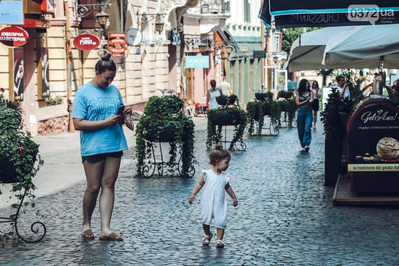 Чернівчани на вулиці Ольги Кобилянської
