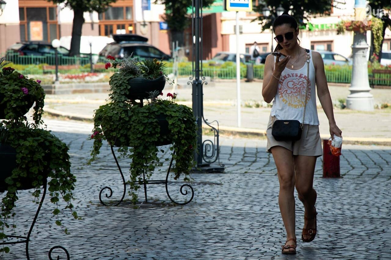 Чернівчани на вулиці Ольги Кобилянської
