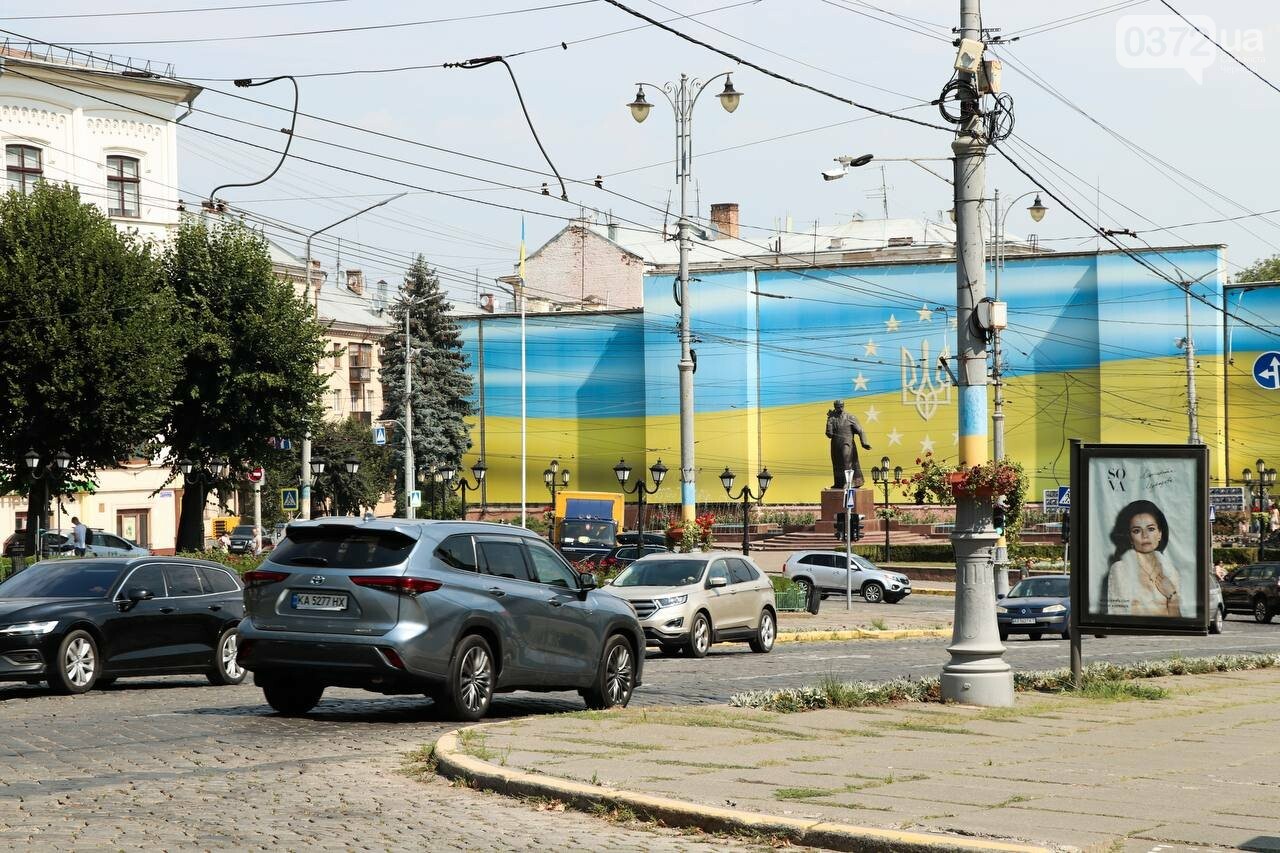 Чернівчани на вулиці Ольги Кобилянської