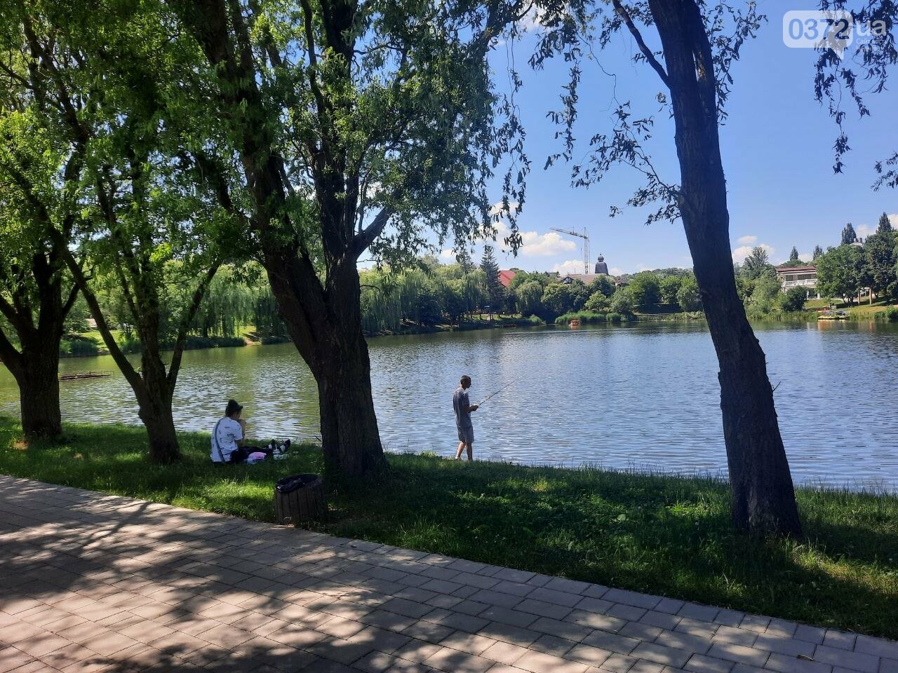 Озеро у парку Жовтневому
