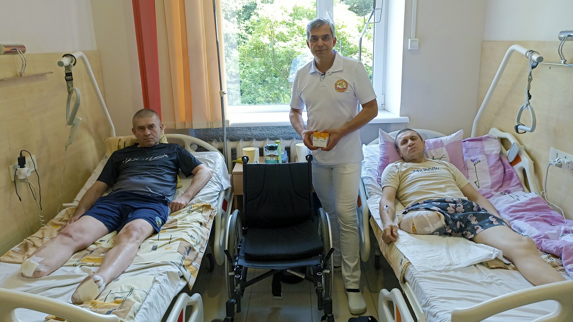 Головний лікар Ярослав Васильчишин з пацієнтами кліники Аngelholm