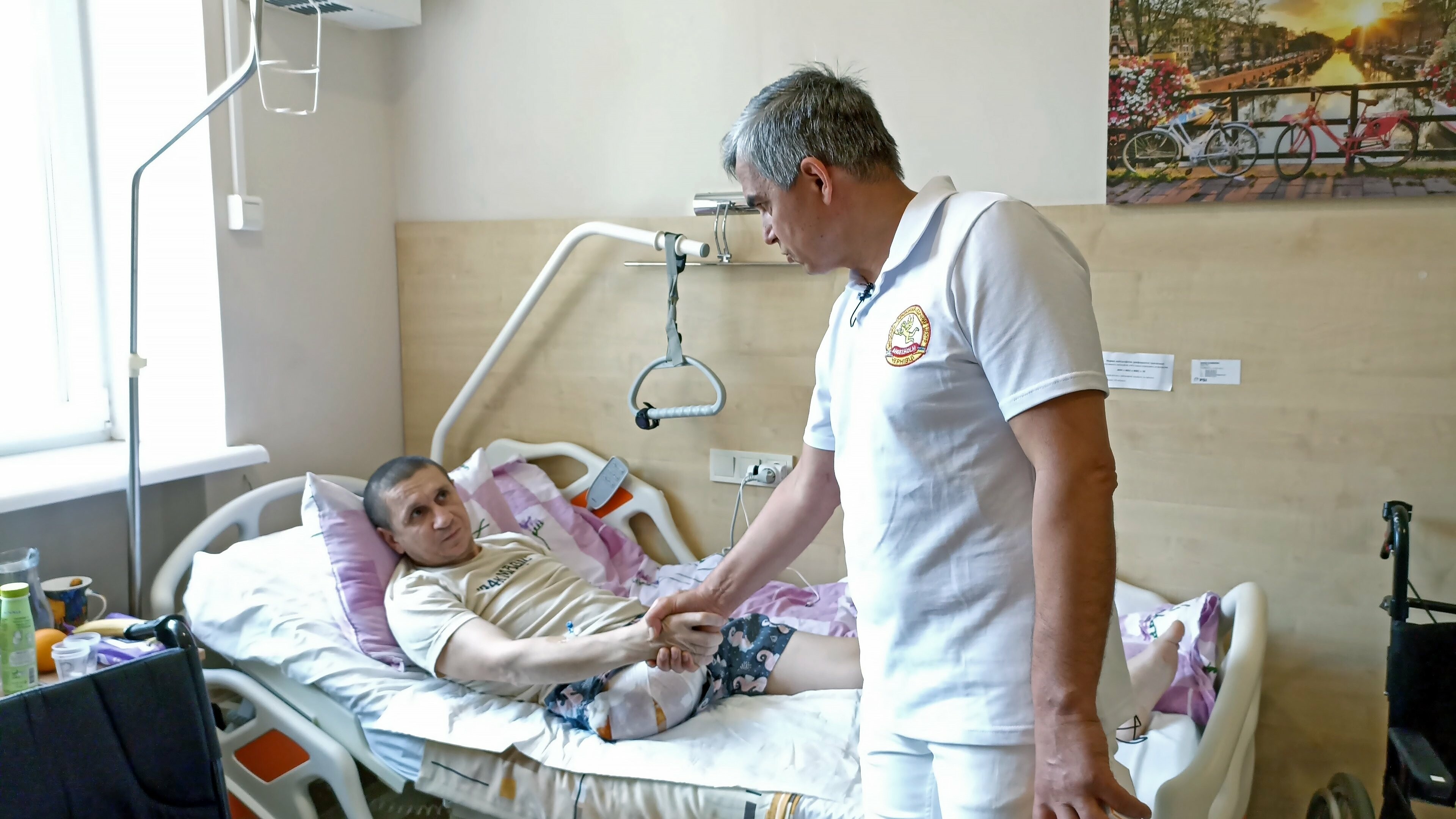 Головний лікар Ярослав Васильчишин з пацієнтом клініки Аngelholm