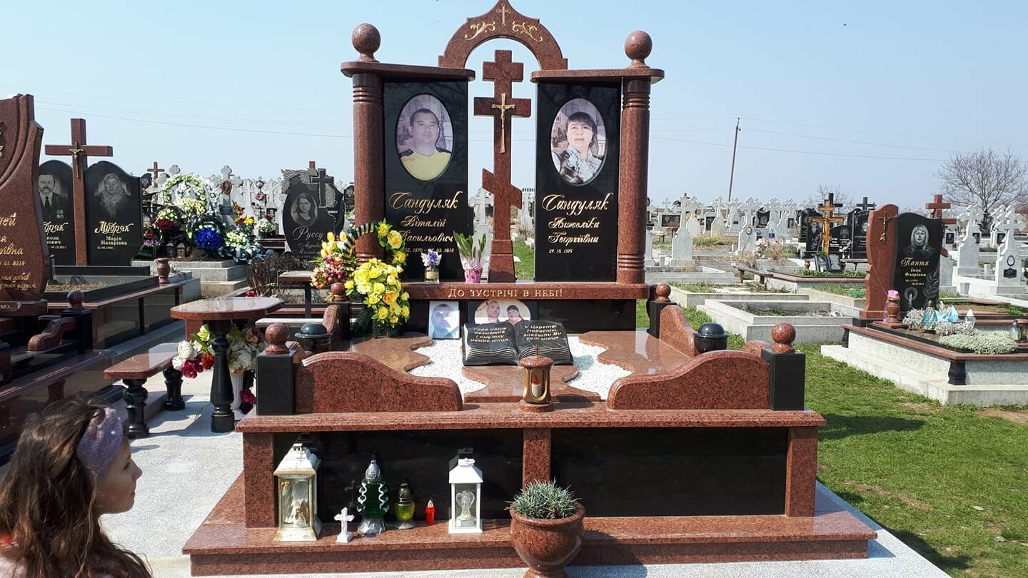 Подвійні пам'ятники у Чернівцях Подвійні пам'ятники у Чернівцях