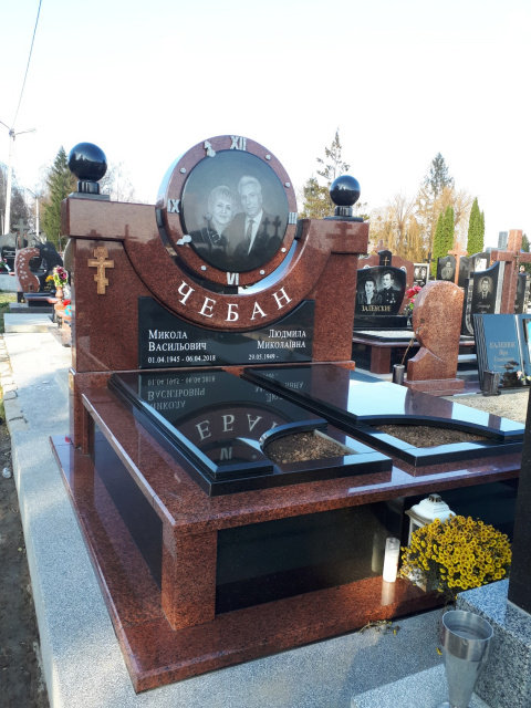 Подвійні пам'ятники у Чернівцях Подвійні пам'ятники у Чернівцях