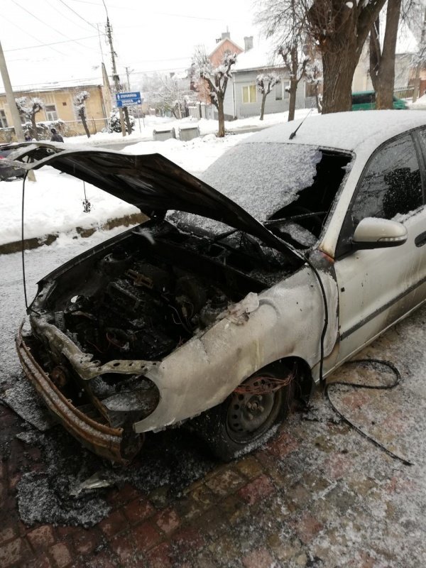 У Чернівцях невідомі спалили автомобіль іноземця (фото), фото-1 У Чернівцях невідомі спалили автомобіль іноземця (фото), фото-1