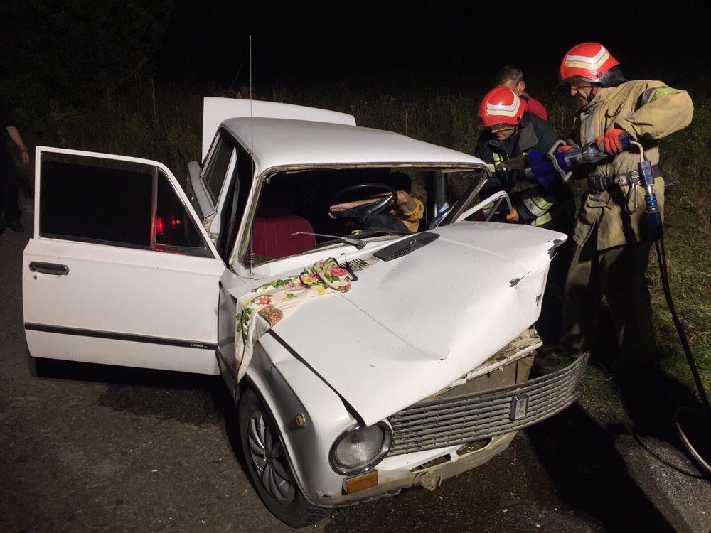 деблокування потерпілого з автомобіля
