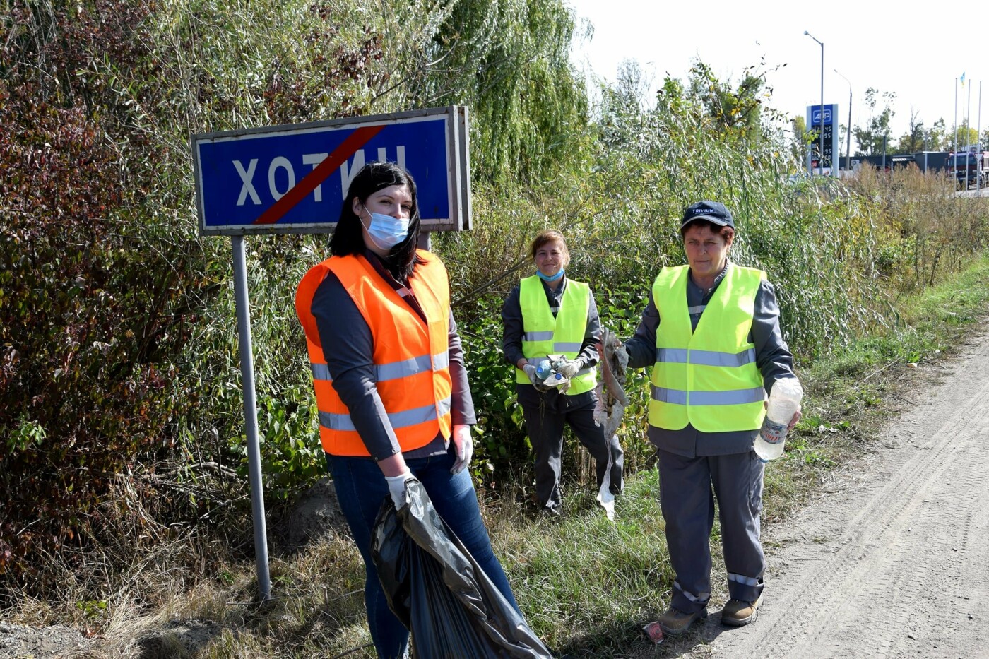 фото: Хотинські вісті, ЕКОакція з прибирання узбіччя поблизу Хотина ЕКОакція з прибирання узбіччя поблизу Хотина
