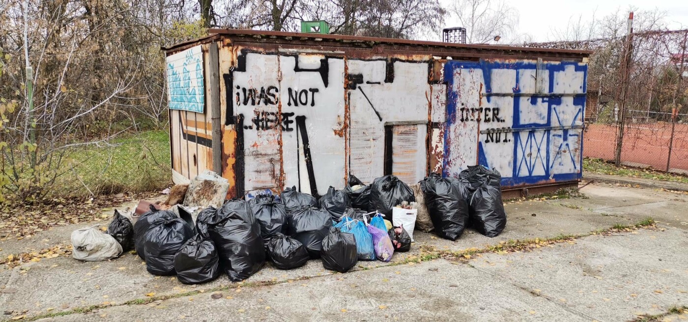 Екорейдери прибрали територію на розі вулиць Руської та Фастівської, фото з Фейсбуку спільноти