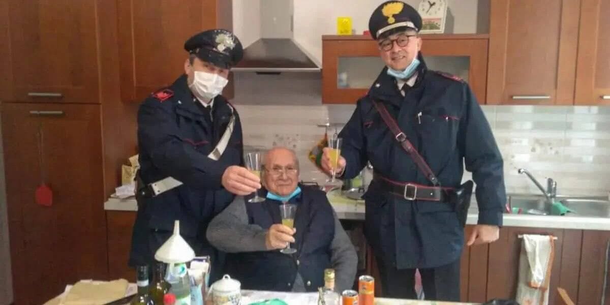Поліцейські підтримали пенсіонера на Різдво