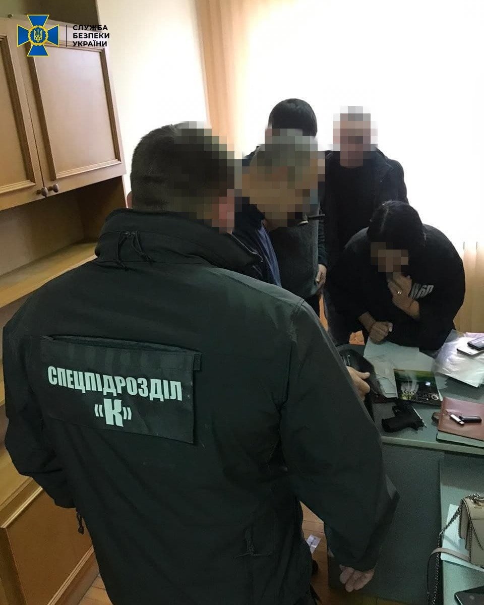 фото УСБУ у Чернівецькій області, Зловмисники сприяли у вивезенні через підконтрольні фіктивні фірми великих партій волоських горіхів. Зловмисники сприяли у вивезенні через підконтрольні фіктивні фірми великих партій волоських горіхів.