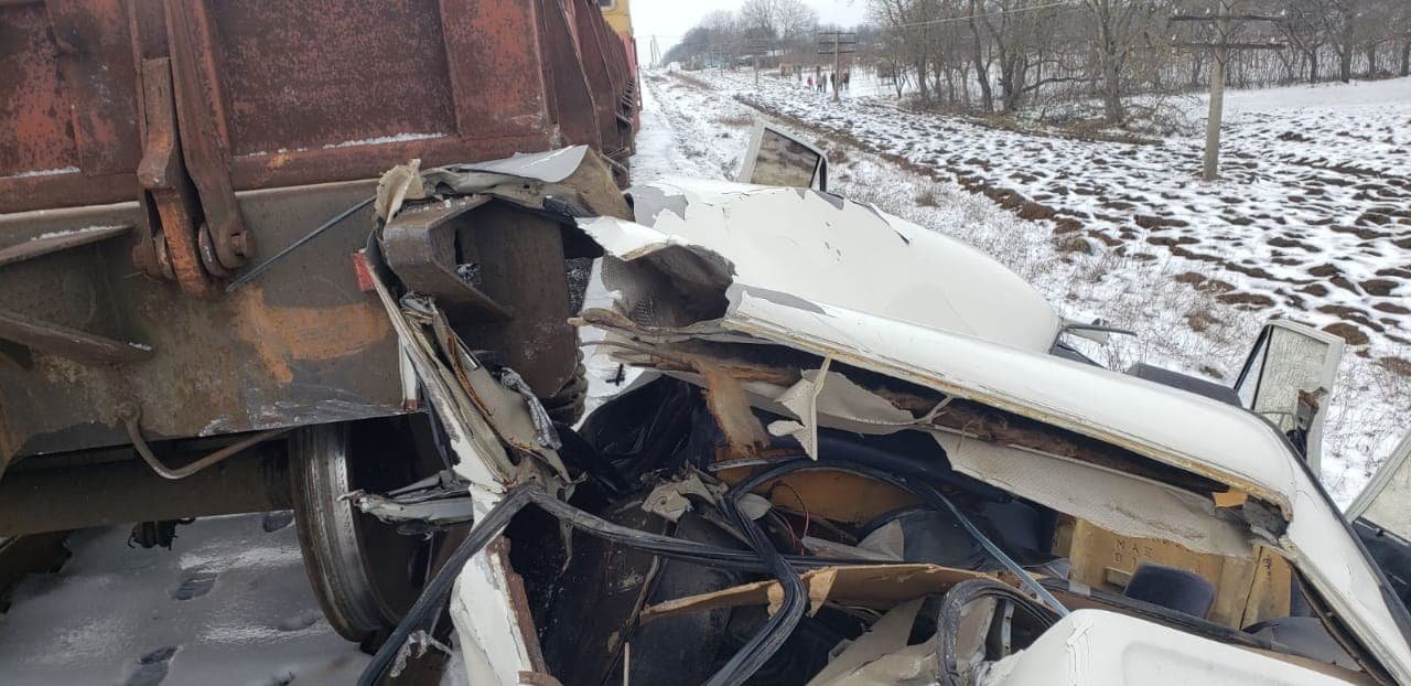 На Буковині поїзд розчавив авто на залізничному переїзді (Ф..., фото-1 На Буковині поїзд розчавив авто на залізничному переїзді (ФОТО), фото-1, фото з відкритих джерел