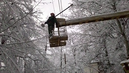 аварійні служби відновлюють пошкоджені лінії електропередач