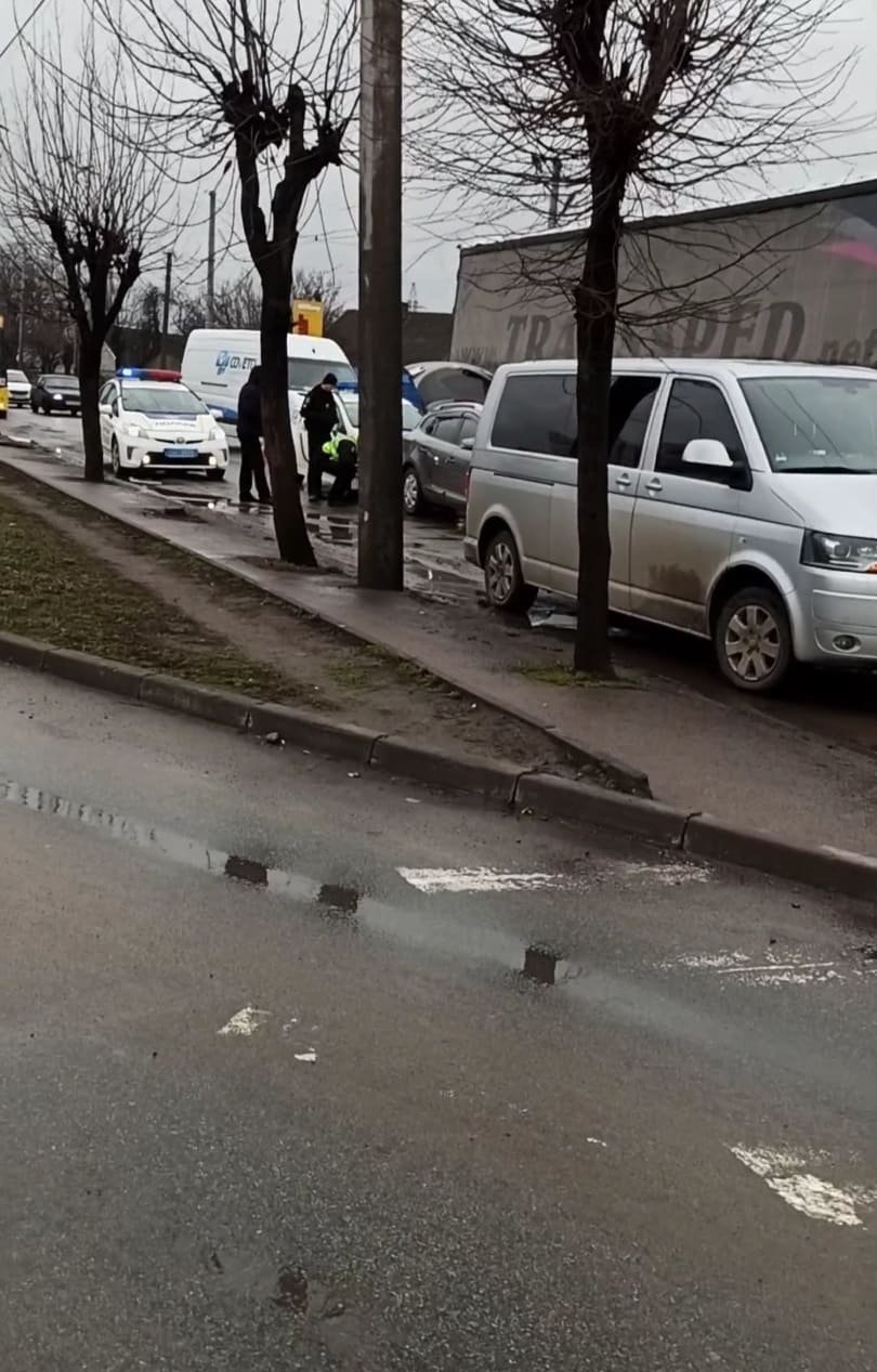 ДТП на вул. Хотинській