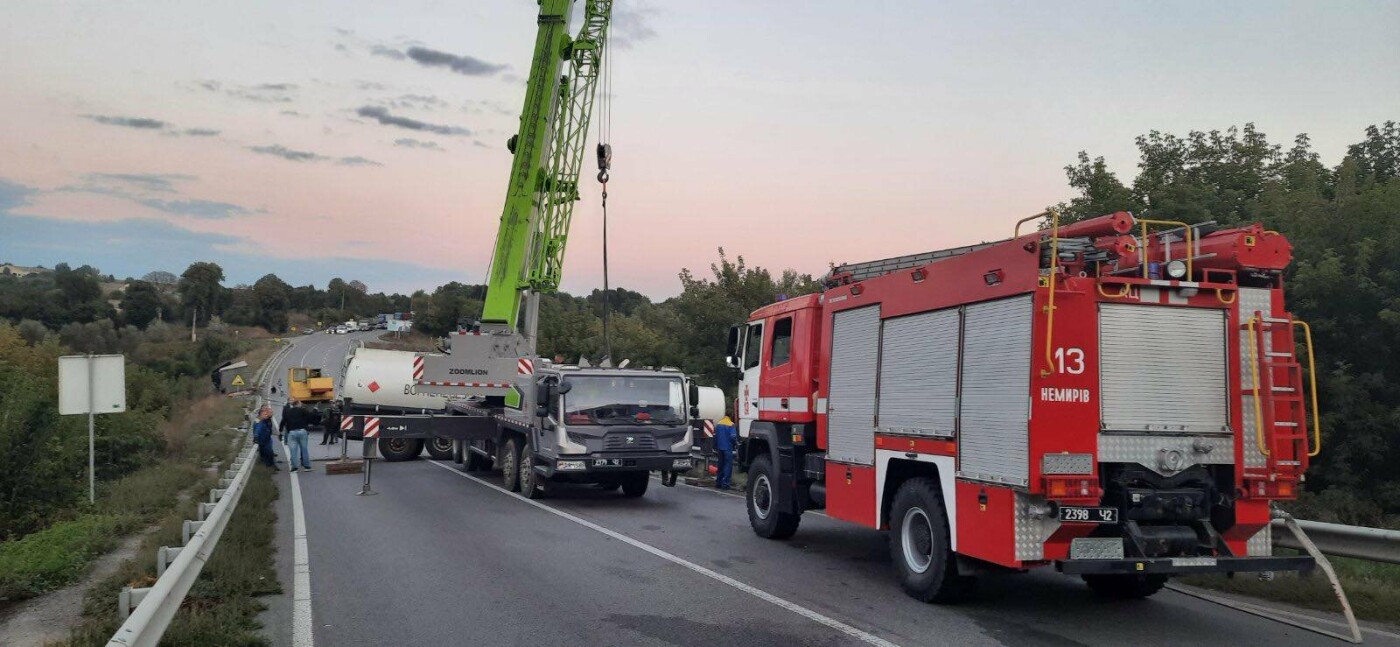 Бензовоз "злетів" з дороги: у страшній ДТП на Вінничині загинув водій з Буковини