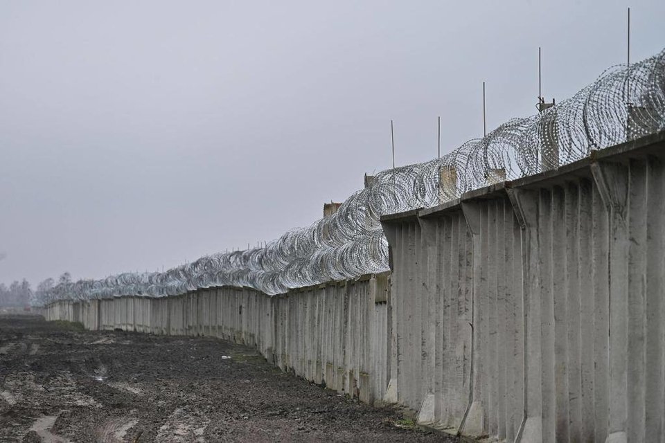 Україна на кордоні з білоруссю встановлює залізобетонний паркан