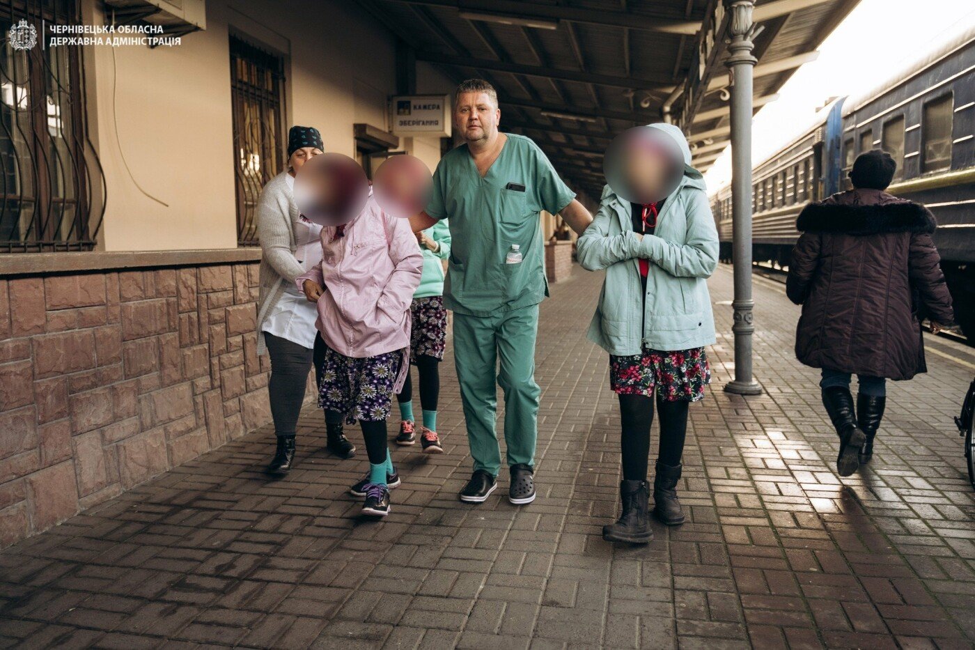 Дорога життя у реанімаційному вагоні - як на Буковину евакуюють українців медичним потягом