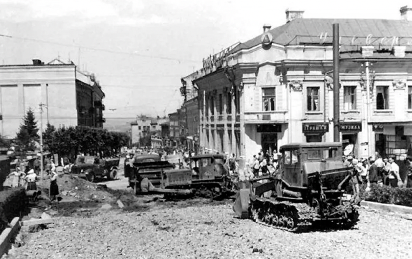 Демонтаж трамвайних колій у Чернівцях. Літо 1967 р.