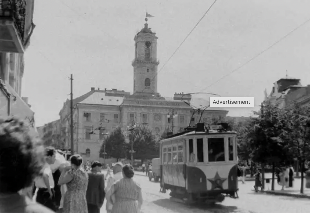 Трамвайний вагон  № 1 1897 року випуску на Центральній площі в Чернівцях. 1947 р.