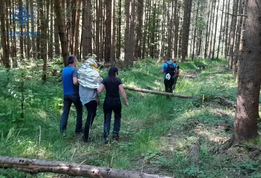 На Буковині рятувальники знайшли чоловіка, який заблукав у лісі