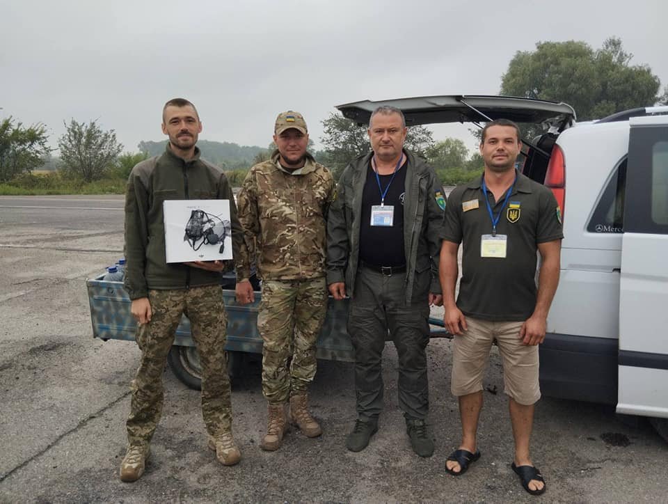 Буковинці вкотре відправились на Донбас із допомогою: передали теплі речі та “бойову пташку”
