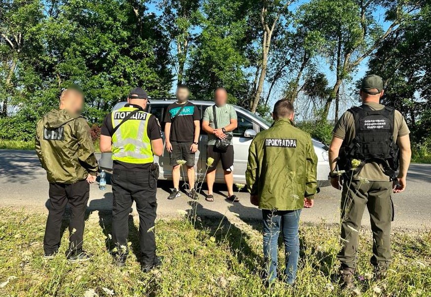 На Буковині викрили канал переправи чоловіків за кордон: серед затриманих правоохоронець