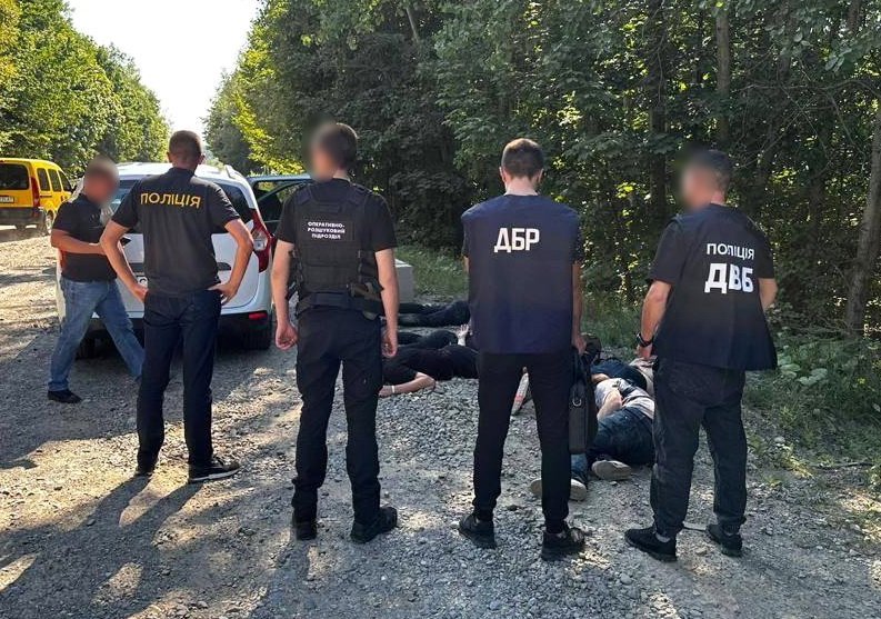 На Буковині викрили канал переправи чоловіків за кордон: серед затриманих правоохоронець