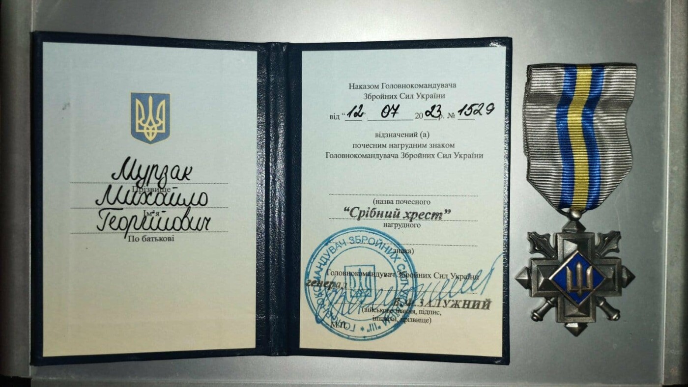 Головнокомандувач ЗСУ вручив відзнаку «Срібний хрест» буковинському депутату Михайлу Мурзаку