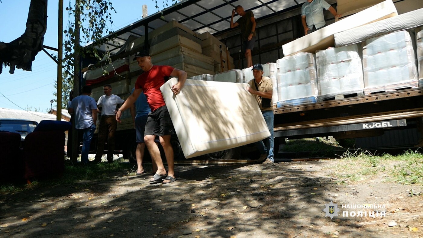 Чернівецькі поліцейські передали допомогу для переселенців: забезпечили ліками, одягом, взуттям та іншим