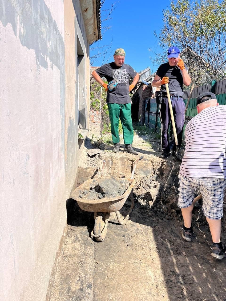 Недобоївські волонтери у Зарічному: буковинці відновлюють будинки на Херсонщині