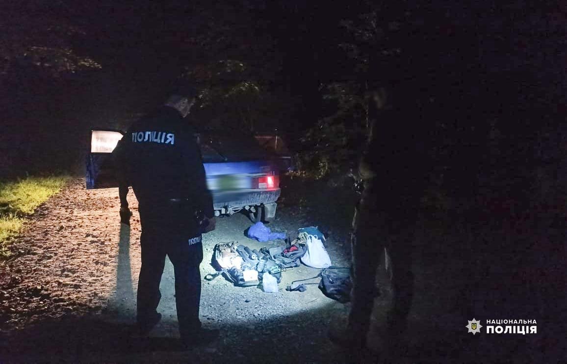 На Буковині викрили двох браконьєрів: в багажнику авто виявили карабіни та тушу косулі