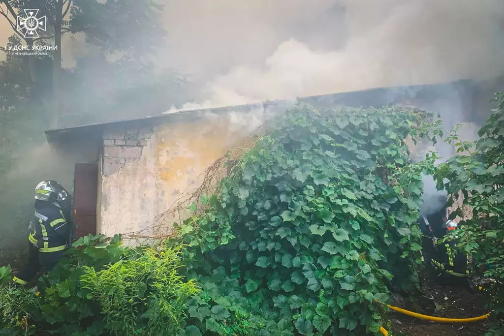 У Чернівцях загорілась закинута будівля: в області трапилось ще три пожежі